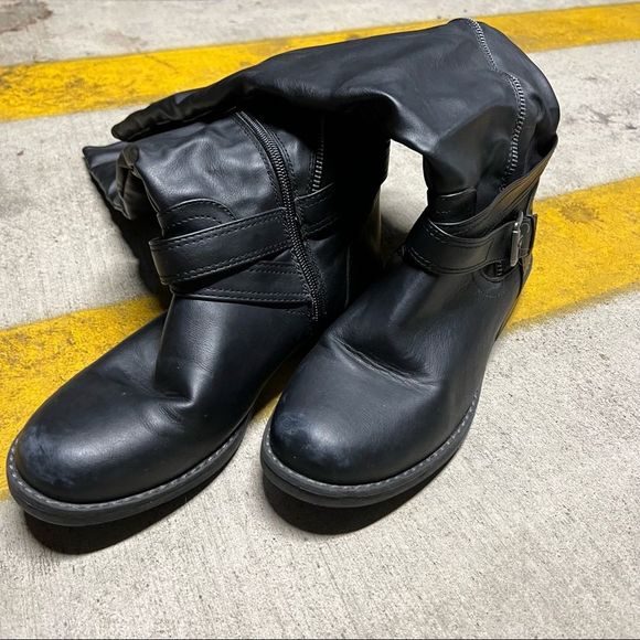 Women's Pull-On Black Slouch Boots with Decorative Zipper and Buckle :: Size 9 - Picture 4 of 7